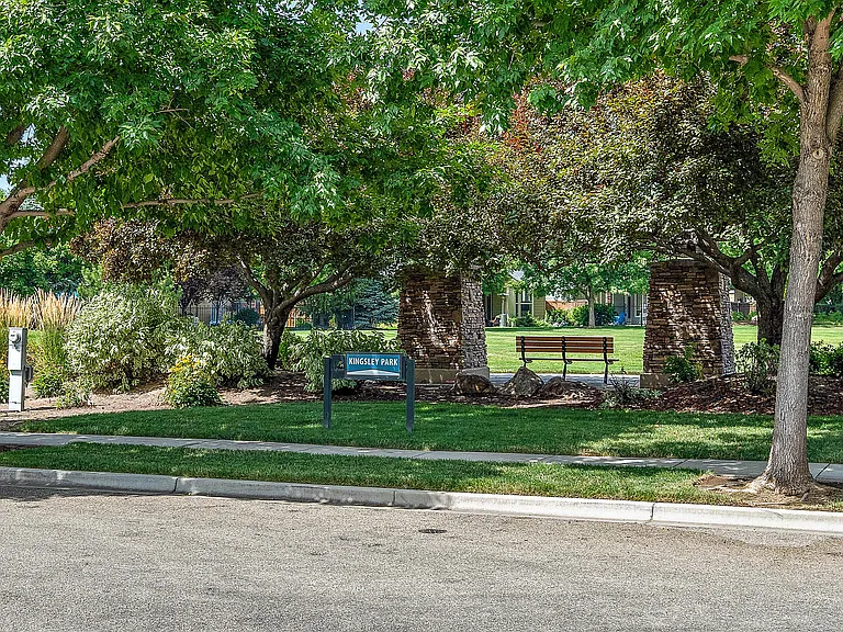 470 W Peck St — Photo 17