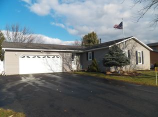 180 Flynnwood Dr, Rochester, NY 14612