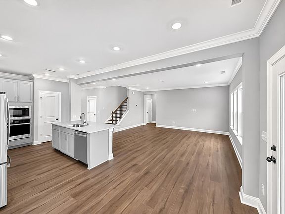 4th image of 328 Oakwood Crest Dr