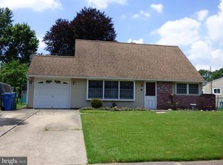 9 Kraft Ln, Levittown, PA 19055
