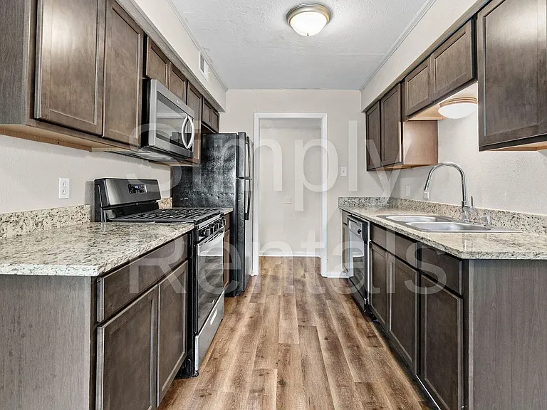 3513 Washington St — Photo 2