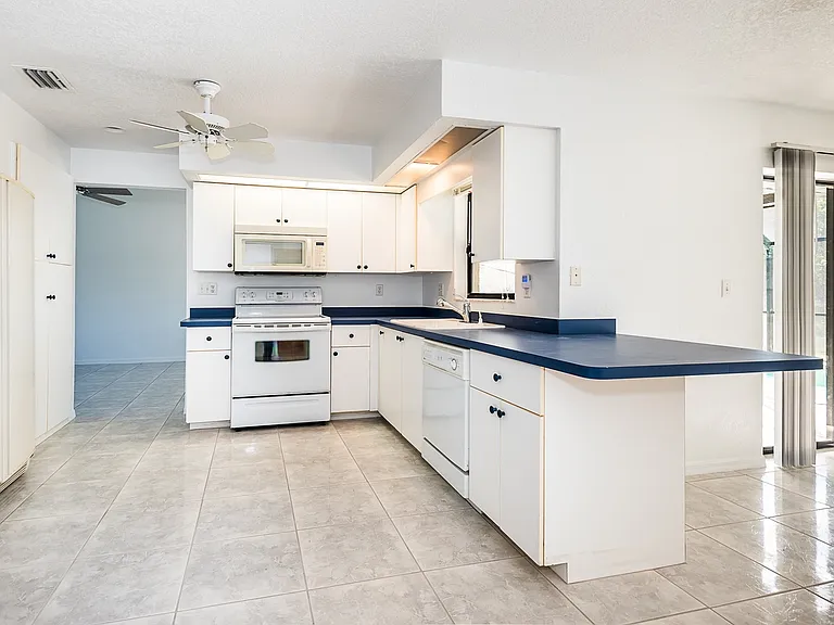 838 Jarvis St — Photo 31