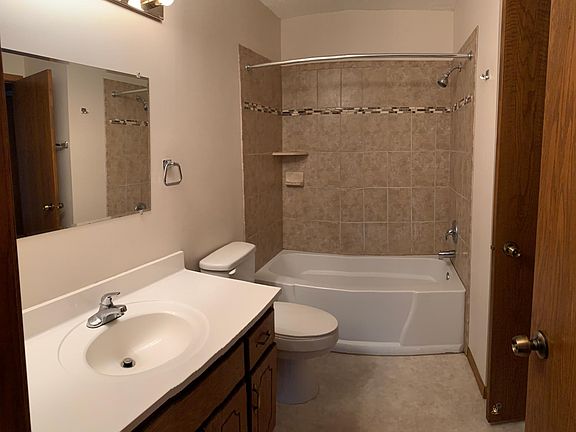 upper level full bath, master bedroom walk through to it