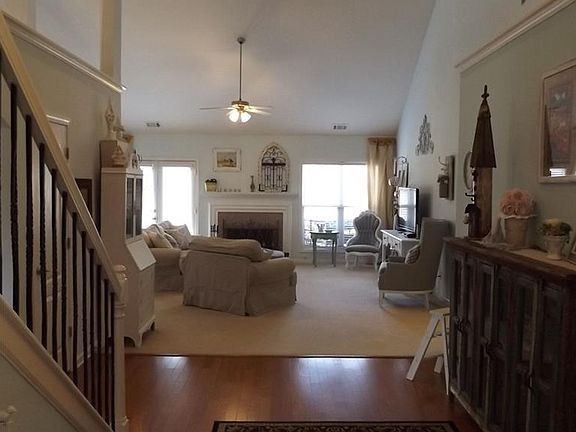 3rd image of 4723 Shady Lake Cir
