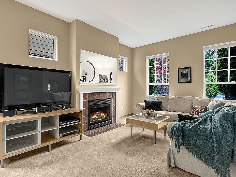 Large Living Rm. w/ gas fire