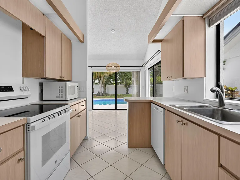 223 E River Park Dr — Photo 15