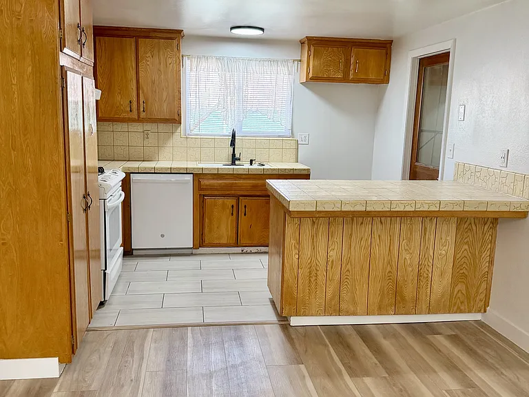 3636 W Tulare Ave — Photo 9