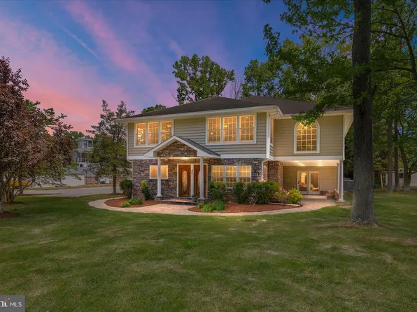 401 Beach Dr, Edgewater, MD 21037