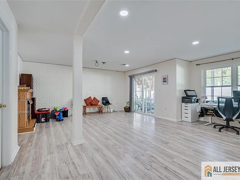 7 Stanford Dr — Photo 36