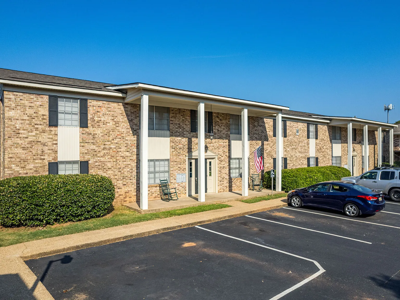 Colonial Plaza Apartments — Photo 2