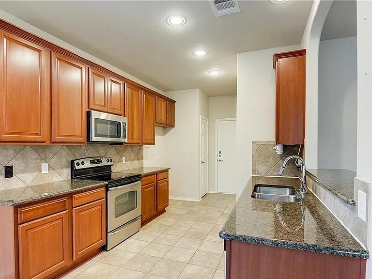 1821 Golden Arrow Ave — Photo 6