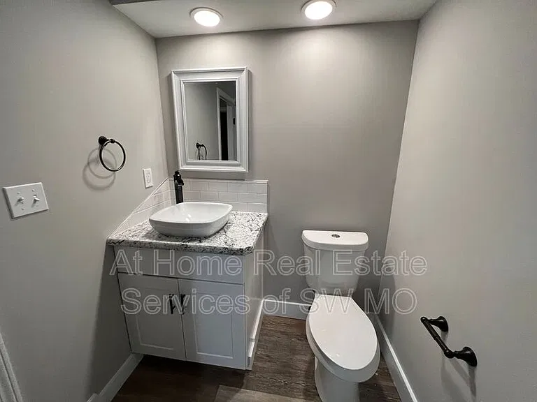 738 E Powell St — Photo 20