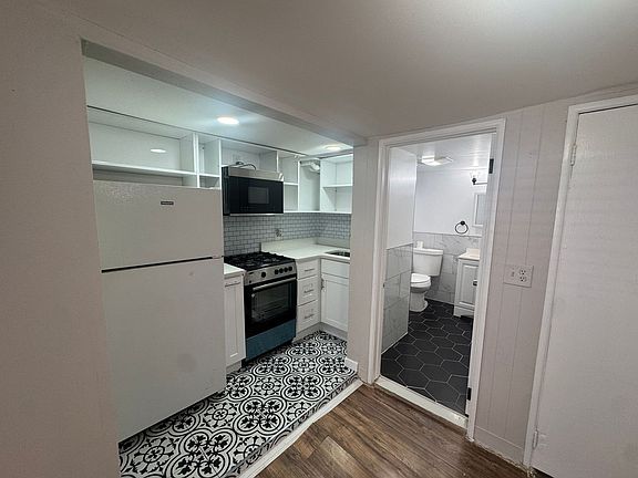 2nd image of 510 10th St APT 1