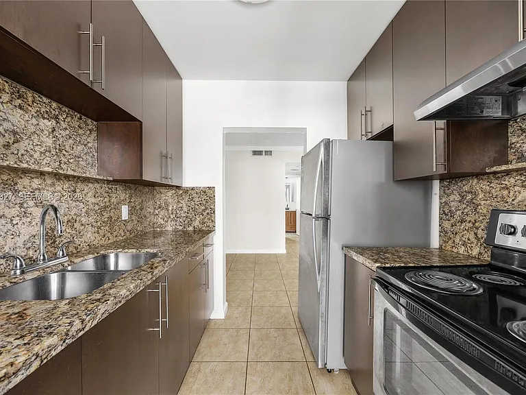 5420 Hollywood Blvd #202 — Photo 2