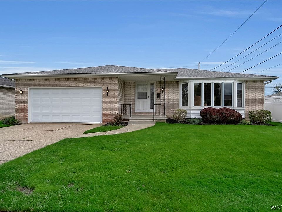 1st image of 4 Village Ln