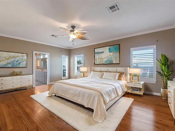 1306 Outrigger St, Tiki Island, TX 77554