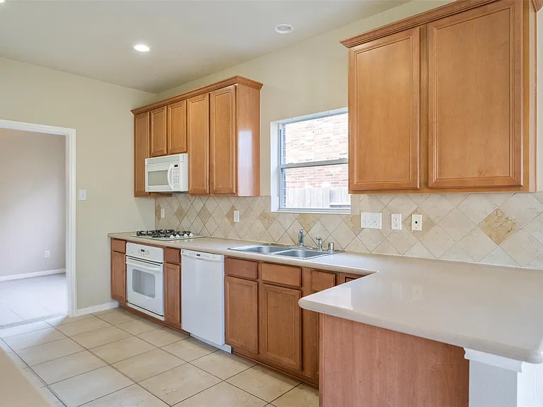 8811 Sun Haven Ln — Photo 9