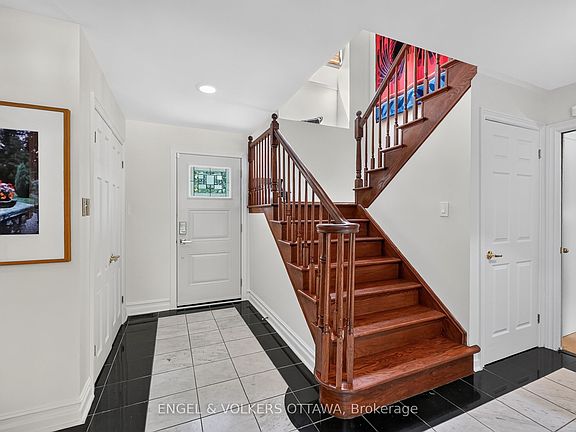 3rd image of 1907 Fairmeadow Cres