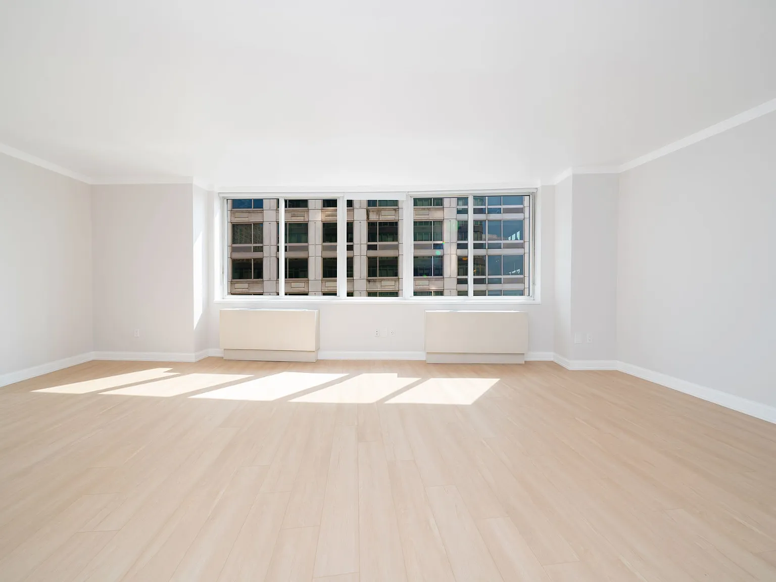 140 Riverside Boulevard — Photo 2