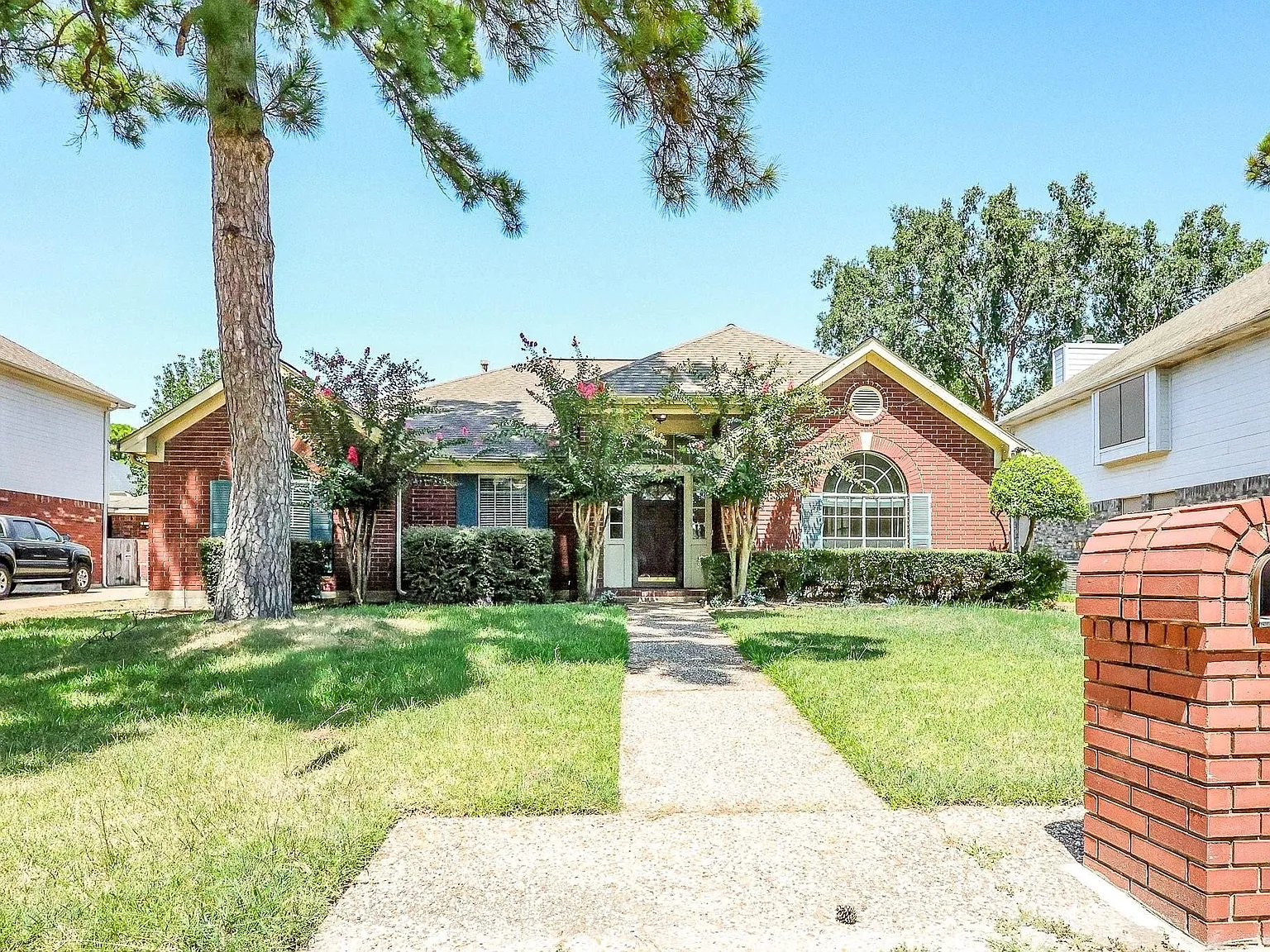 4 bed, 2.0 bath, 2524 sqft, $2,200 — Photo 3