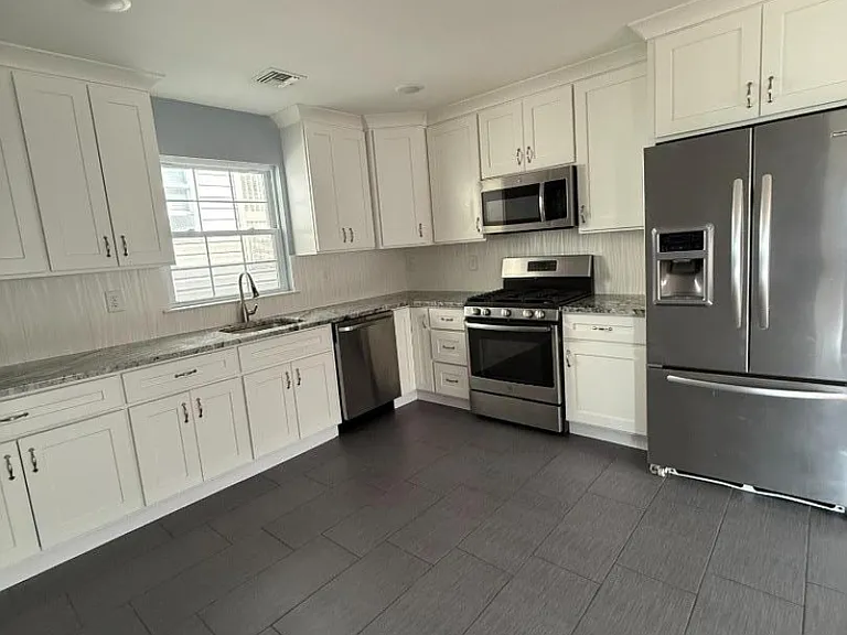 546 S Park St — Photo 2