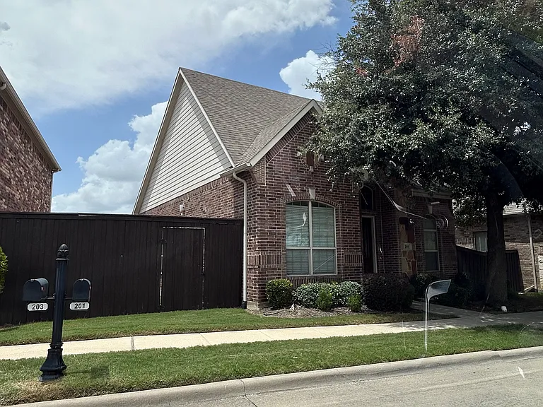 201 Carrington Ln — Photo 2