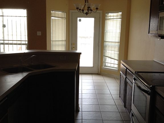 Kitchen w/breakfast area