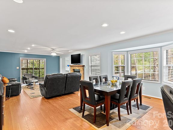 5th image of 100 Thistle Knoll Ct