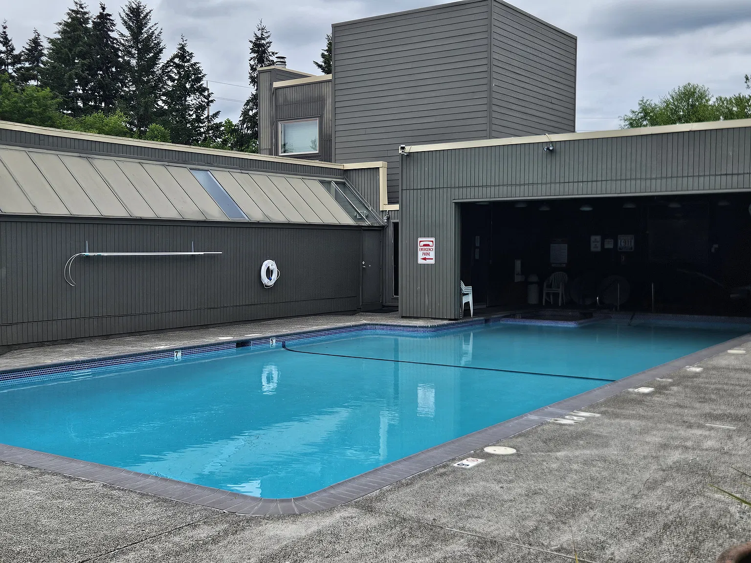 1780 NW Rolling Hill Dr — Photo 3
