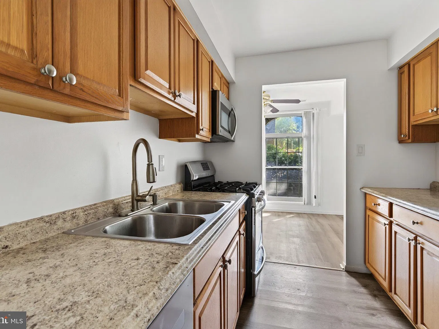 2 bed, 1.0 bath, 898 sqft, $2,100 — Photo 4