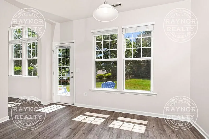 3 bed, 2.5 bath, 1900 sqft, $2,100 — Photo 4