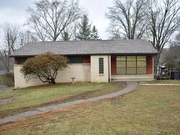 318 McCaffrey Dr, Coraopolis, PA 15108