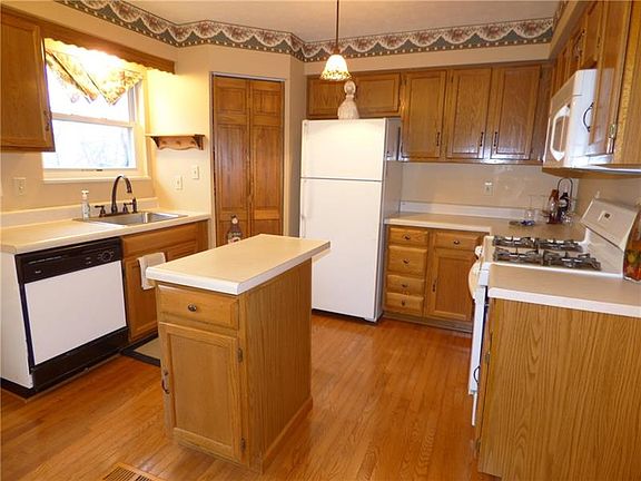 2nd image of 226 Carriage Blvd