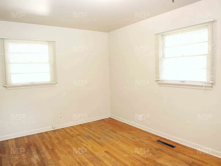 609 W Prospect Rd — Photo 4