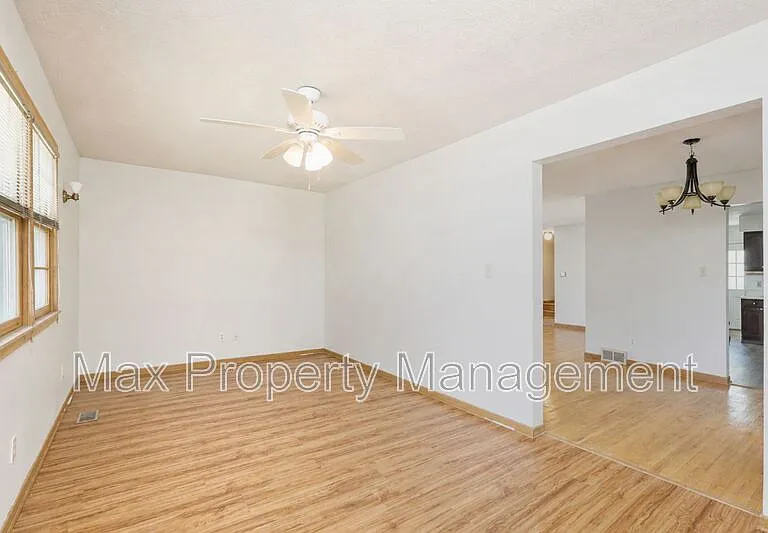 4413 63rd St — Photo 5