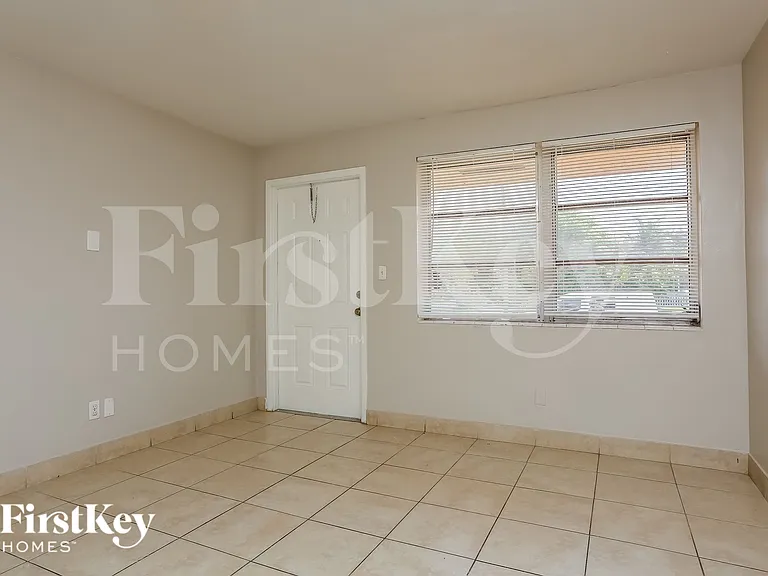 1901 SW 67th Ter — Photo 5