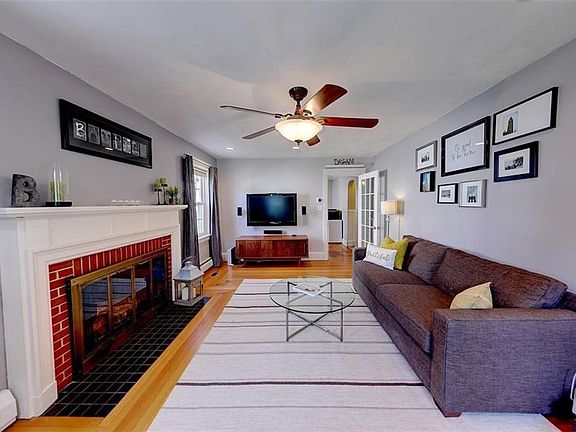 4th image of 33 Lois Ave