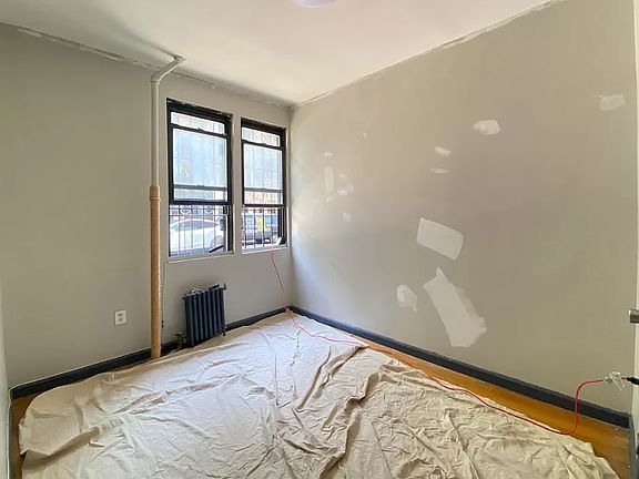 5th image of 512 E 5th St