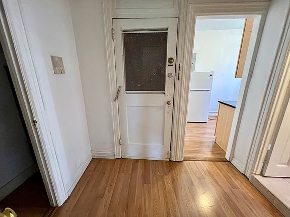 2nd image of 3525 Crescent St APT 3R