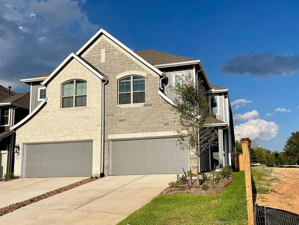 3 bed, 2.5 bath, 1931 sqft, $2,050 — Photo 2