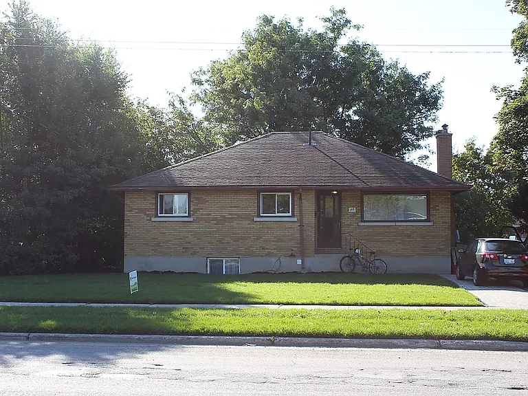 158 Meadowlands Dr W — Photo 2