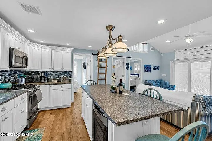 3 bed, 1008 sqft, $3,200 — Photo 3
