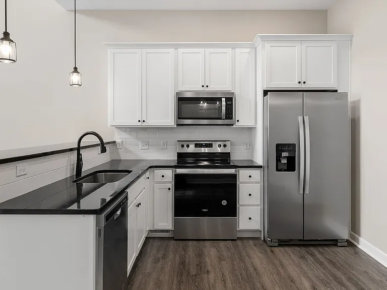 677 Glenview Dr — Photo 6