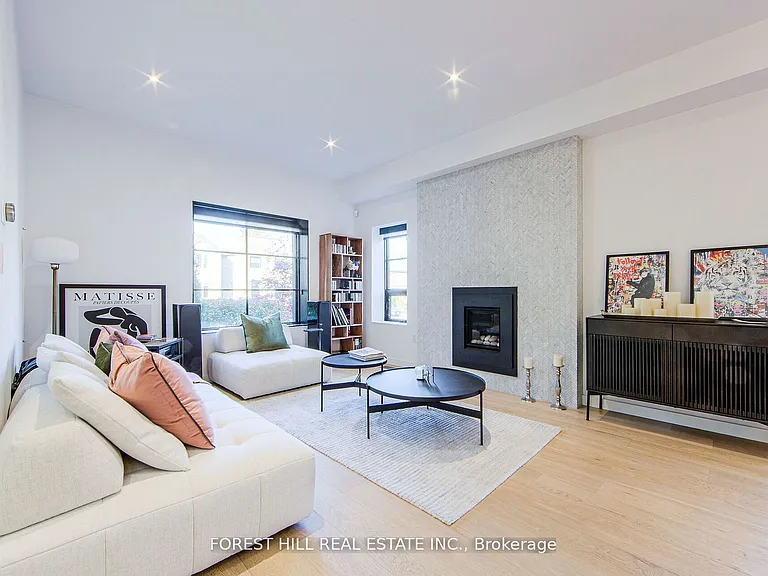 257 Manor Rd E — Photo 4