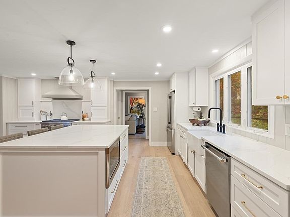 4th image of 124 Hillside Rd