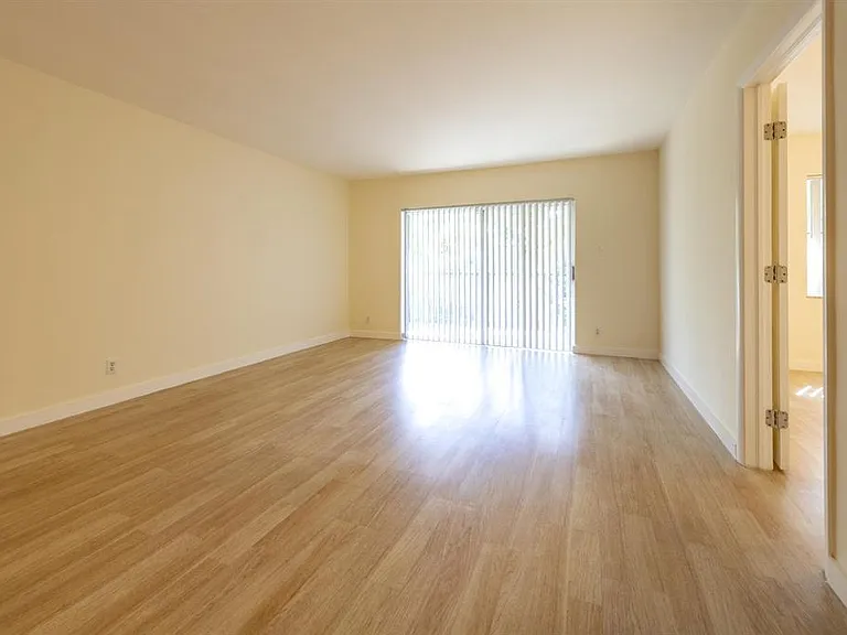 6061 N Falls Circle Dr #402 — Photo 7