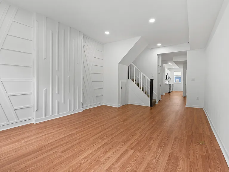 324 E 23rd St — Photo 3