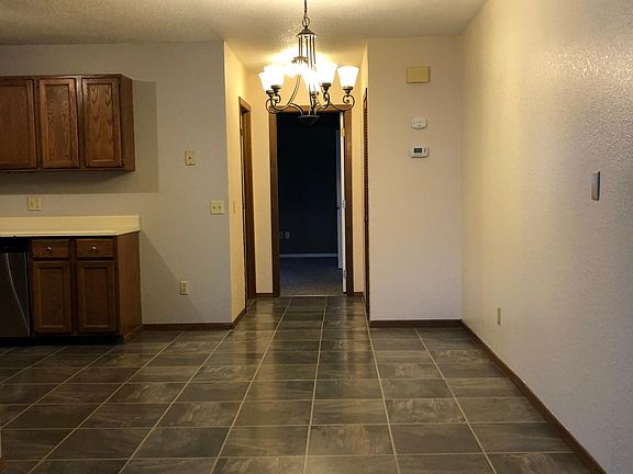 5th image of 415 Carlton Dr #B