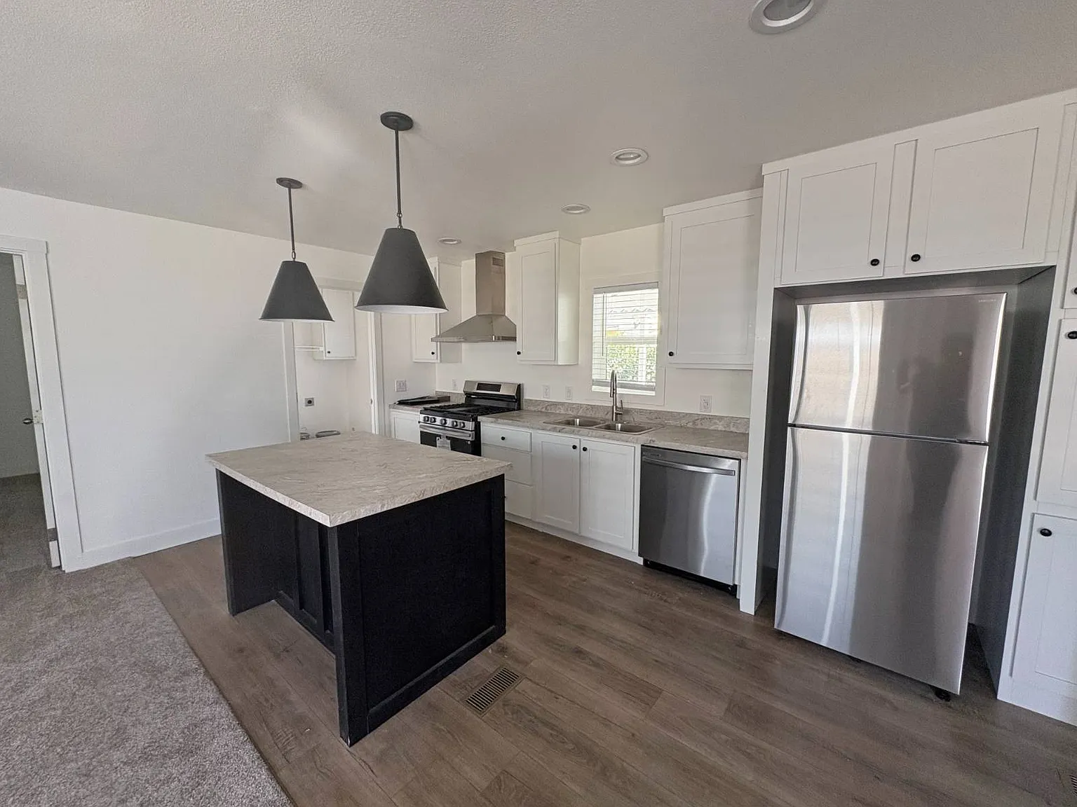 3 bed, 2.0 bath, 890 sqft, $1,800 — Photo 3