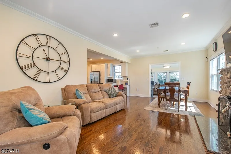 3 bed, 1656 sqft, $4,200 — Photo 3